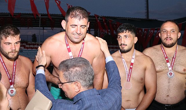 Uluslararası Pasinler Karakucak Güreşleri'nde Kenan Gör başpehlivan oldu