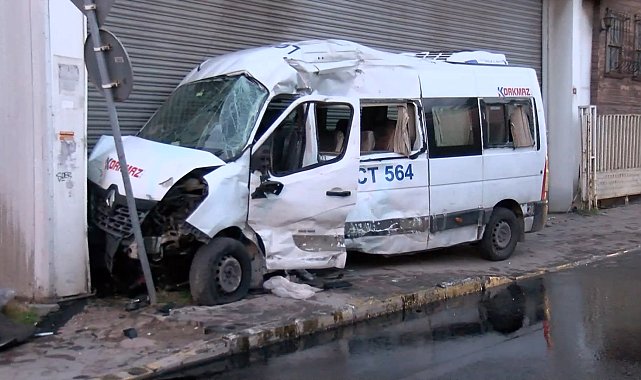 Ümraniye'de servis minibüsüyle İBB'ye ait atık kamyonu çarpıştı: 2 yaralı