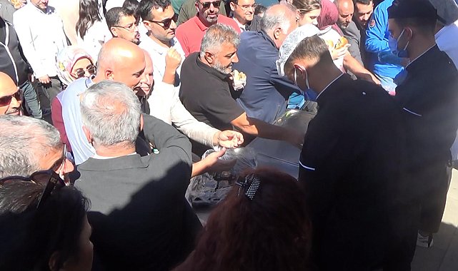 Üniversitenin başarısını ekmek arası dönerle kutladılar