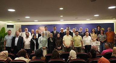 Üsküdar'da 4 CHP'li meclis üyesi AK Parti'ye katıldı