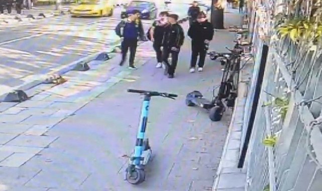 Üsküdar'da otomobile çarptıktan sonra kaldırıma çıkan araç öğrencilere çarptı: 4 yaralı