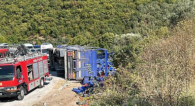Virajda yol kenarındaki otomobile çarpan kamyon devrildi; 1 ölü, 1 yaralı