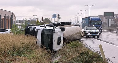 Yağış nedeniyle devrilen tankerin sürücüsü yaralandı
