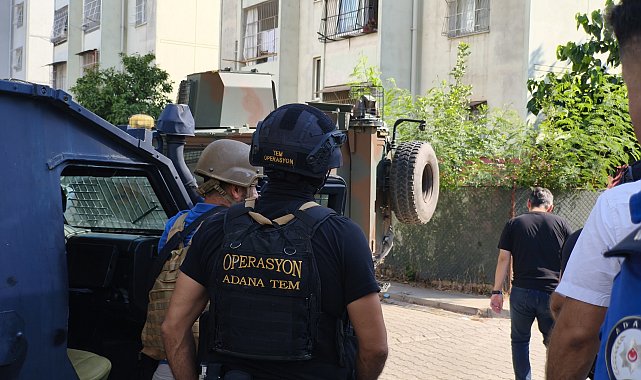 Yakalanacağını anlayan şüpheli, elinde el bombası ile kendisini eve kilitledi