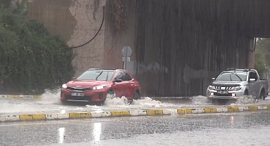 Yalova'da sağanak nedeniyle yollar göle döndü