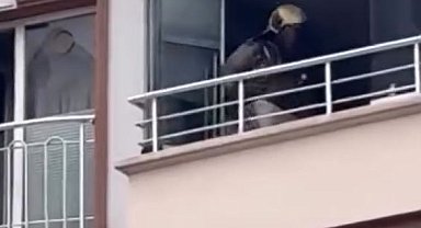 Yanan dairede mahsur kalan anne ve oğlu kurtarıldı