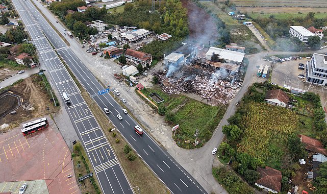 Yanan kapı fabrikasındaki hasar dronla görüntülendi