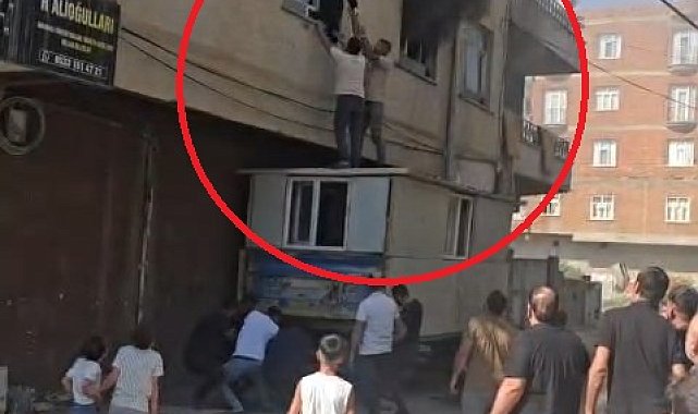 Yangında mahsur kalan kadını konteynerin üzerine çıkarak kurtardılar