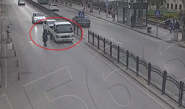 Yaya geçidinde duran kamyonete otomobilin çarptığı kaza kamerada