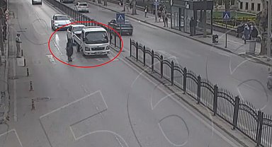 Yaya geçidinde duran kamyonete otomobilin çarptığı kaza kamerada