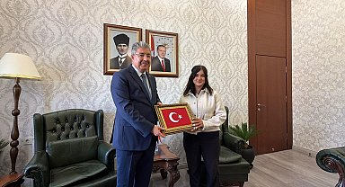 Yerde gördüğü Türk bayrağını alan kurye Gülten'e vali tebriği