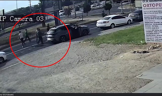 Yola saçılan sebze ve meyveleri sürücüler toplayıp kamyonete taşıdı