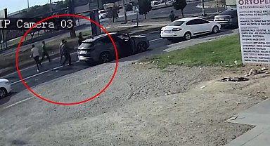 Yola saçılan sebze ve meyveleri sürücüler toplayıp kamyonete taşıdı