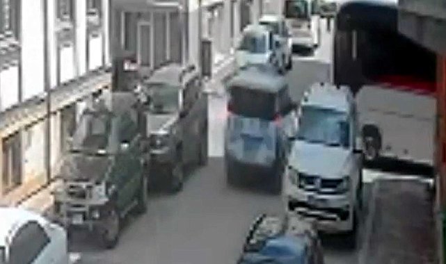 Yolcu midibüsü ile polis aracı çarpıştı