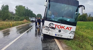 Yolcu otobüsü, kamyonete çarptı: 2 yaralı