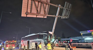 Yolcu otobüsü yön tabelasının direğine çarptı: 11 yaralı