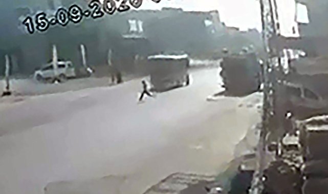 Yoldan geçerken minibüsün çarptığı çocuk yaralandı; sürücü gözaltında