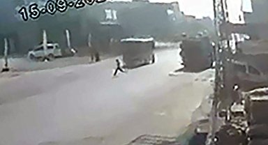 Yoldan geçerken minibüsün çarptığı çocuk yaralandı; sürücü gözaltında