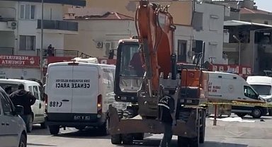 Yolun karşısına geçerken iş makinesinin çarptığı yaya öldü