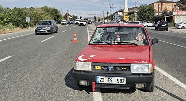 Yolun karşısına geçerken otomobilin altında kalarak öldü; o anlar kamerada