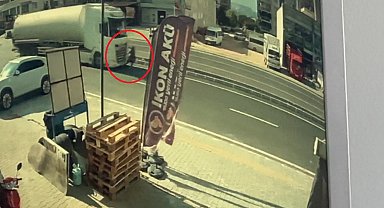 Yolun karşısına geçerken tankerin çarptığı yaya öldü; kaza kamerada