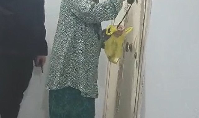 Yolunu kaybeden 76 yaşındaki kadını polis evine ulaştırdı