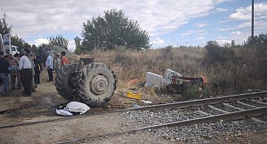 Yük treni, traktöre çarptı; işitme engelli sürücü yaralandı