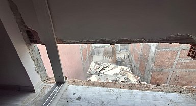 Zeytinburnu'nda inşaat çalışmasında yan binadaki dairenin dün yatak odası, bugün banyo duvarı yıkıldı