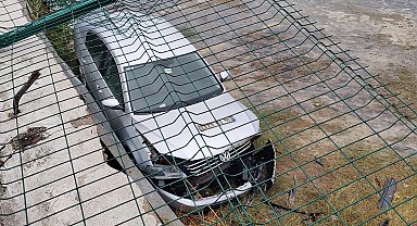 Zeytinburnu'nda otoparktan 3 metre aşağı düşen otomobilin sürücüsü yaralandı