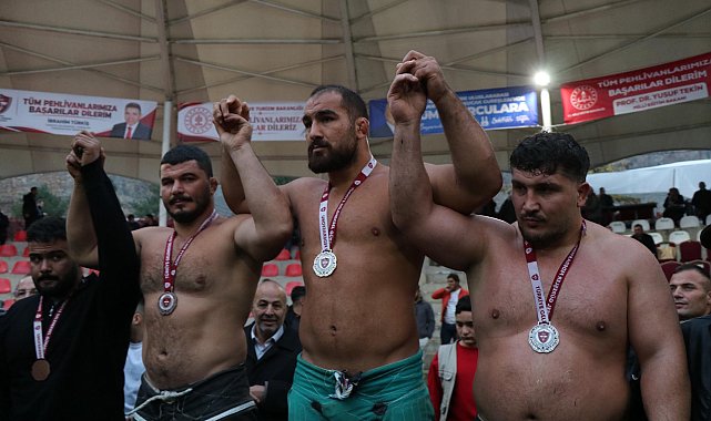 103'üncü Uluslararası Uzundere Cumhuriyet Karakucak Güreşleri'nde başpehlivan Feyzullah Aktürk