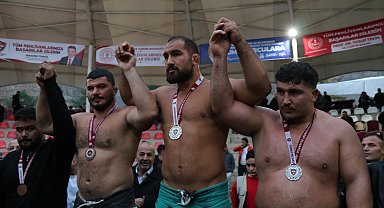103'üncü Uluslararası Uzundere Cumhuriyet Karakucak Güreşleri'nde başpehlivan Feyzullah Aktürk