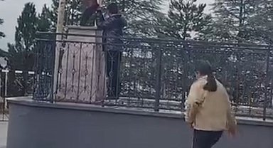 11 yaşındaki Alperen, Atatürk büstüne şemsiye tuttu: Islanmasına içim el vermedi