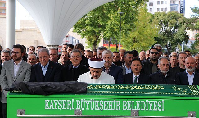 11'inci Cumhurbaşkanı Abdullah Gül, amcasının cenazesine katıldı