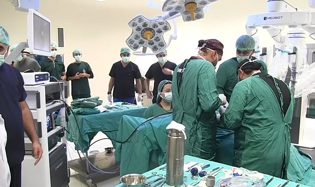 12 yıldır kasık ve karın ağrısı çeken hasta robotik cerrahiyle sağlığına kavuştu