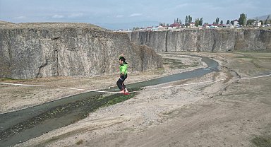 120 metre genişliğinde 60 metre derinliğindeki kanyonda halat üzerinde yürüyüş