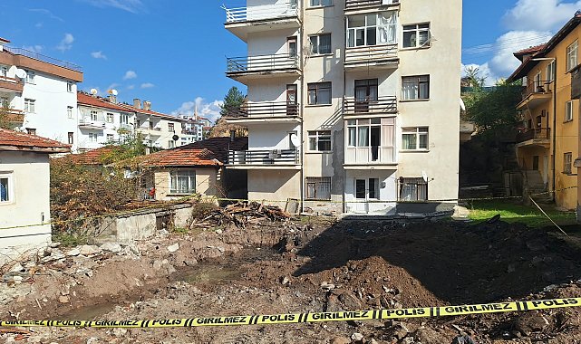 17 yıldır kayıp olan kadına ait, altında insan kemikleri bulunan ev kundaklanmış