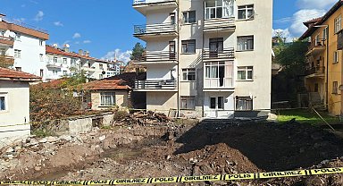 17 yıldır kayıp olan kadına ait, altında insan kemikleri bulunan ev kundaklanmış