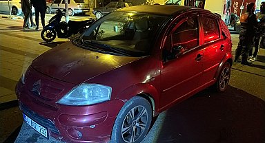 2 araca çarpan sürücü otomobilini bırakıp kaçtı; 1 yaralı