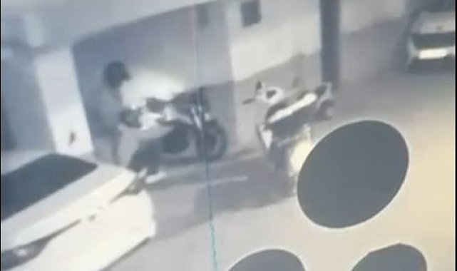 2 şüphelinin motosikletten parça çaldıkları anlar kamerada