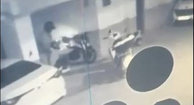 2 şüphelinin motosikletten parça çaldıkları anlar kamerada