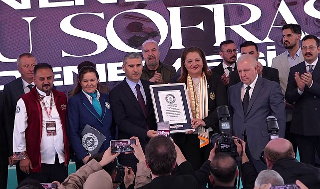 247 metrelik Anadolu Sofrası dünyanın en büyüğü olarak Guinness Rekorlar Kitabı'na girdi