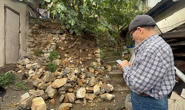 3 gün süren sağanak sonrası tek katlı evin bahçesinde toprak kayması oldu