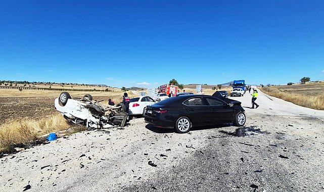 3 otomobil kazaya karıştı; 1 ölü, 1'i ağır 7 yaralı