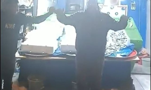 500 kasa palamut satınca çalışanlarıyla yağmur altında halay çekti