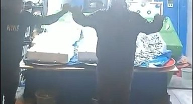 500 kasa palamut satınca çalışanlarıyla yağmur altında halay çekti