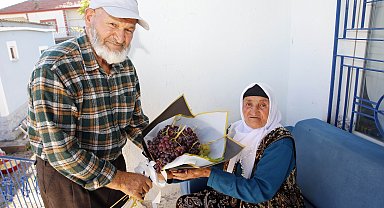 58 yıllık eşine her doğum gününde çiçek yerine üzüm hediye ediyor