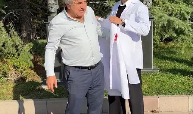 60 yaşındaki tıp öğrencisine önlüğünü oğlu giydirdi
