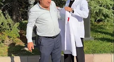 60 yaşındaki tıp öğrencisine önlüğünü oğlu giydirdi