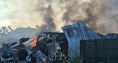 75 kiracının bulunduğu pazarda çıkan yangının nedeni tespit edilemedi