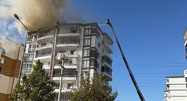 8 katlı binanın çatısında yangında mahsur kalan 7 kişi kurtarıldı